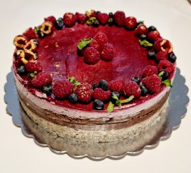 Веган торта с боровинки и малини